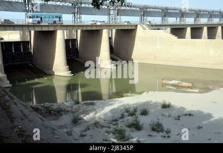 Hyderabad (Pakistan), 12 mai 2022. Vue de la partie sèche du fleuve Indus comme la diminution du niveau d'eau due à la pénurie aiguë d'eau qui indique des risques élevés de pénurie d'eau à l'avenir, à Hyderabad le jeudi 12 mai 2022. Banque D'Images