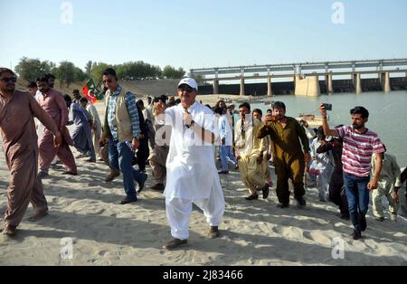 Hyderabad (Pakistan), 12 mai 2022. Le chef de l'opposition à l'Assemblée de Sindh, Haleem Adil Shaikh, inspectant le niveau d'eau de l'Indus au cours de sa visite, à Jamshoro, près de Hyderabad, le jeudi 12 mai 2022. Banque D'Images