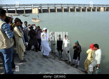 Hyderabad (Pakistan), 12 mai 2022. Le chef de l'opposition à l'Assemblée de Sindh, Haleem Adil Shaikh, inspectant le niveau d'eau de l'Indus au cours de sa visite, à Jamshoro, près de Hyderabad, le jeudi 12 mai 2022. Banque D'Images