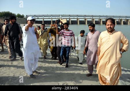 Hyderabad (Pakistan), 12 mai 2022. Le chef de l'opposition à l'Assemblée de Sindh, Haleem Adil Shaikh, inspectant le niveau d'eau de l'Indus au cours de sa visite, à Jamshoro, près de Hyderabad, le jeudi 12 mai 2022. Banque D'Images