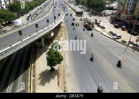 Hyderabad (Pakistan), 12 mai 2022. Vue de la route vue déolée regard pendant un jour chaud de la saison d'été comme le Metropolitan est extrêmement saisi par les vagues de chaleur courses, dans la région de Nagan Chowrangi de Karachi le jeudi 12 mai 2022. Banque D'Images