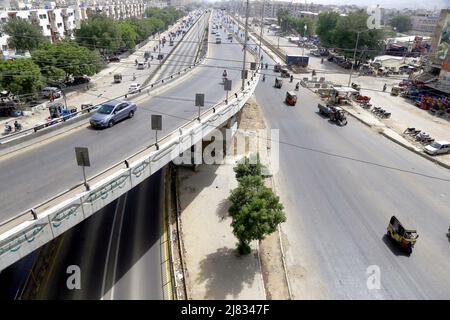 Hyderabad (Pakistan), 12 mai 2022. Vue de la route vue déolée regard pendant un jour chaud de la saison d'été comme le Metropolitan est extrêmement saisi par les vagues de chaleur courses, dans la région de Nagan Chowrangi de Karachi le jeudi 12 mai 2022. Banque D'Images