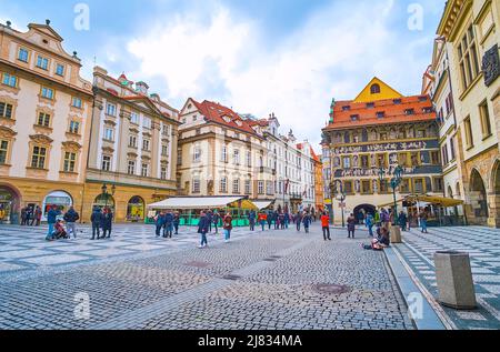 PRAGUE, RÉPUBLIQUE TCHÈQUE - 5 MARS 2022 : logement historique de la place de la Vieille ville avec la célèbre Maison à la minute (Dum u Minuty), couvert de sgraffito wal Banque D'Images