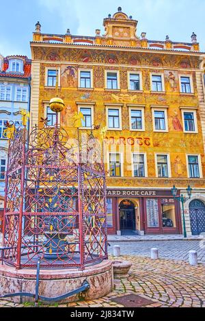 PRAGUE, RÉPUBLIQUE TCHÈQUE - 5 MARS 2022 : la petite fontaine et la maison U Rotta richement décorée, sur la petite place de la vieille ville de Prague, o Banque D'Images