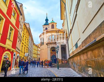 PRAGUE, RÉPUBLIQUE TCHÈQUE - 5 MARS 2022 : l'étroite rue Karlova avec une ligne de maisons de ville anciennes et l'abside de la cathédrale Saint-Clément, le 5 mars à Banque D'Images