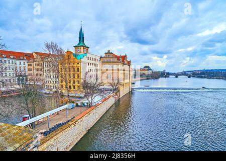 Rive de la Vltava avec maisons historiques, tour d'horloge et pont de la légion en arrière-plan, Prague, République tchèque Banque D'Images