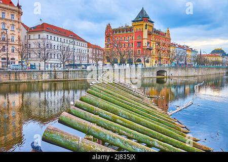 La barrière en bois sur la Vltava en face du manoir historique de Bellevue, situé sur le quai de Smetana, Prague, République tchèque Banque D'Images