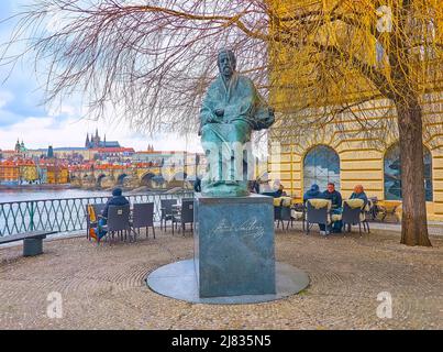 PRAGUE, RÉPUBLIQUE TCHÈQUE - 5 MARS 2022 : le monument de Bedrich Smetana sur la rive de la Vltava avec le pont Charles et la cathédrale Saint-Vitus à l'arrière Banque D'Images