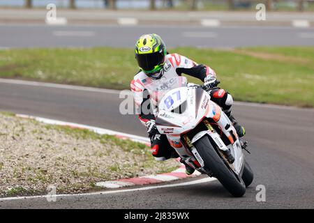 Portrush, Antrim, Irlande du Nord. 12th mai, 2022. FonaCAB Nichols Oils Northwest 200 qualification; Patricica Fernandez (JMcC Roofing Race Team Kawasaki) dans le crédit de qualification SuperSport: Action plus Sports/Alamy Live News Banque D'Images