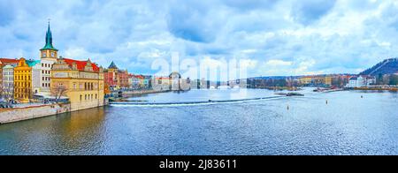 Panorama de Prague depuis le pont Charles avec vue sur la Vltava et les bâtiments historiques sur ses rives, République tchèque Banque D'Images