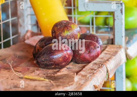 Avocats sur le comptoir du marché alimentaire à Zanzibar, Tanzanie. Banque D'Images