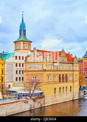 Le bâtiment néo-Renaissance très orné du musée Bedrich Smetana, recouvert de décorations sgraffito et situé sur la Vltava, Prague, République tchèque Banque D'Images