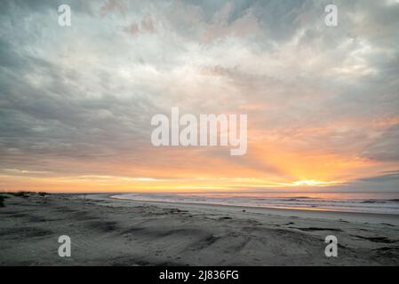 Ciel de l'aube et lever du soleil sur la plage avec des nuages et l'océan Atlantique, Hunting Island, South Carolina Coast Banque D'Images