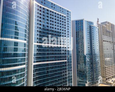 Vue sur un bâtiment moderne de plusieurs étages en verre par jour ensoleillé Banque D'Images