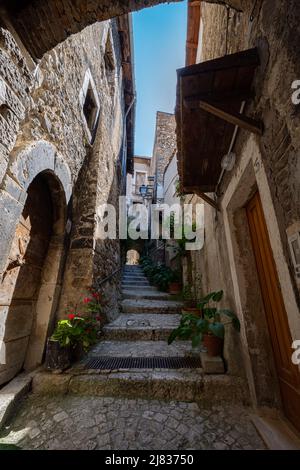 Pacentro, l'Aquila, Abruzzes. Ancienne ville médiévale, connue pour ses fortifications (Castello Caldora) Banque D'Images