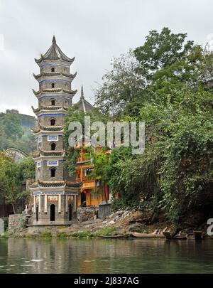 Fenghuang, province de Hunan, Chine : une ancienne tour dans la ville ancienne de Fenghuang. La ville est construite sur la rivière Tuojiang. Banque D'Images