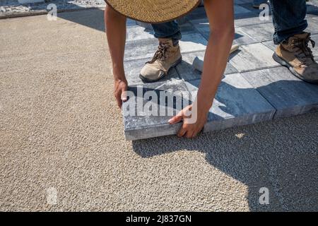 Des carreaux de passerelle, des briques ou des pavés sont installés sur une propriété dans. Naples, Floride entre quelques bâtiments et quelques installations sportives. Banque D'Images