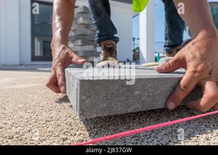 Des carreaux de passerelle, des briques ou des pavés sont installés sur une propriété dans. Naples, Floride entre quelques bâtiments et quelques installations sportives. Banque D'Images