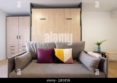 Coin d'un bureau avec chaises en méthacrylate et cuir noir avec une porte de balcon avec vue ouverte Banque D'Images