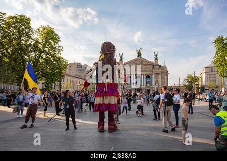 Lviv, Ukraine - 11 mai 2022 : Little Amal, marionnette géante représentant une réfugiée syrienne, à Lviv, en Ukraine Banque D'Images