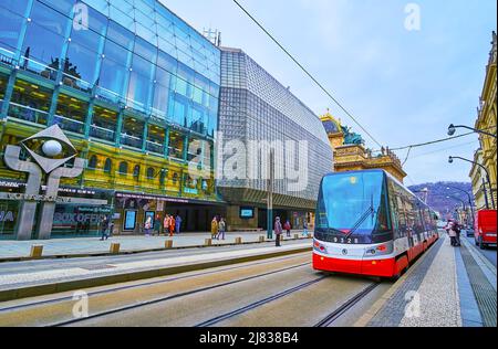 PRAGUE, RÉPUBLIQUE TCHÈQUE - 5 MARS 2022 : le tramway moderne se déplace en face de la nouvelle scène du Théâtre national (Narodni Divadlo), avenue Narodni, on Banque D'Images