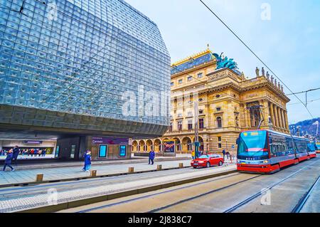 PRAGUE, RÉPUBLIQUE TCHÈQUE - 5 MARS 2022 : avenue Narodni avec tramways et bâtiments du Théâtre national, le 5 mars à Prague Banque D'Images