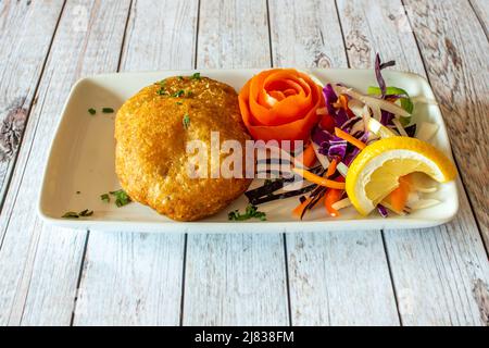 Aloo tikki est un en-cas nord-indien à base de pommes de terre ou de pommes de terre cuites et assaisonnées. Il se trouve dans presque tous les stall et boutiques de chaat à Delhi et o Banque D'Images
