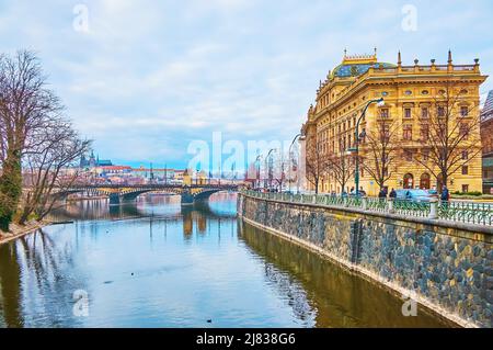 Le paysage urbain avec le pont de la légion en pierre d'époque, le théâtre national et la cathédrale Saint-Vitus, vu en arrière-plan, Prague, République tchèque Banque D'Images