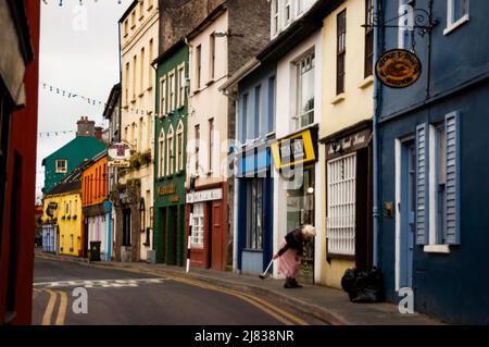 Balayage des rues dans la ville portuaire de Kinsale, Irlande. Banque D'Images