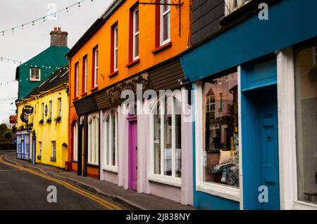 Magasins sur la rue principale à Kinsale, Irlande. Banque D'Images