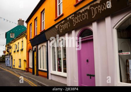 Magasins sur la rue principale à Kinsale, Irlande. Banque D'Images