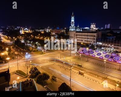 Vue aérienne sur les rues nocturnes du centre-ville avec tramway et voitures en longue exposition. Cathédrale de Dormition avec éclairage. Dans les rues du centre-ville Banque D'Images