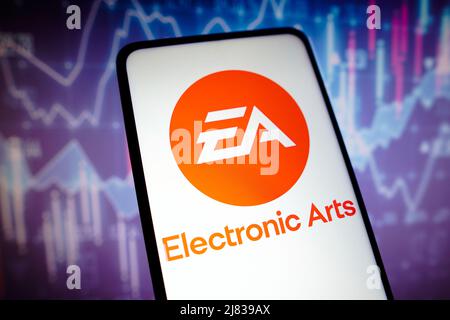 Dans cette illustration, le logo Electronic Arts Inc. (EA) apparaît sur l'écran d'un smartphone. Banque D'Images