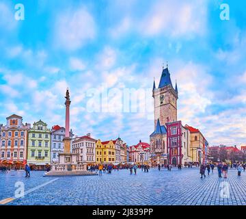 PRAGUE, RÉPUBLIQUE TCHÈQUE - 5 MARS 2022 : la colonne Marienne au milieu de la place de la vieille ville en soirée avec tour d'horloge médiévale de la vieille mairie de droite Banque D'Images