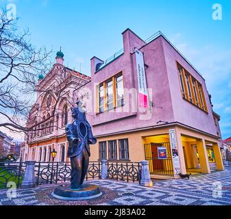 PRAGUE, RÉPUBLIQUE TCHÈQUE - 5 MARS 2022 : l'intéressante statue de Franz Kafka, située à côté du musée juif et de la synagogue espagnole en juif Josefov Banque D'Images