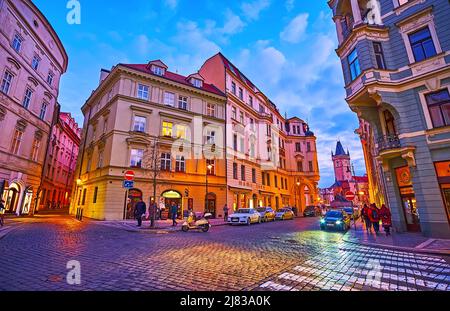 PRAGUE, RÉPUBLIQUE TCHÈQUE - 5 MARS 2022 : le paysage urbain de la vieille ville depuis la rue Dlouha avec vue sur les maisons anciennes et la tour de l'hôtel de ville à l'arrière-plan Banque D'Images