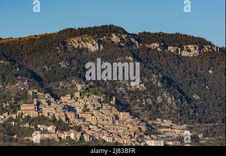 Panorama de Pesche, village de la province d'Isernia, à Molise, perché sur les pentes abruptes du Mont Saint-Marc Banque D'Images