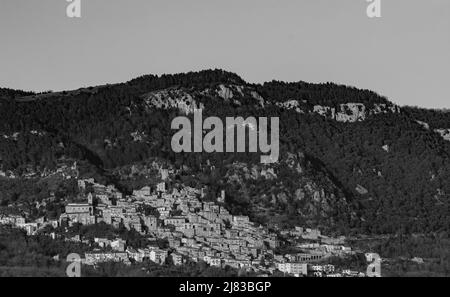 Panorama de Pesche, village de la province d'Isernia, à Molise, perché sur les pentes abruptes du Mont Saint-Marc Banque D'Images