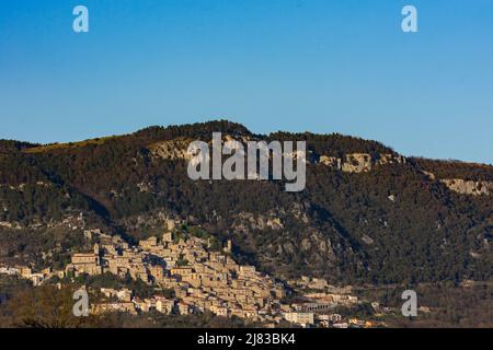 Panorama de Pesche, village de la province d'Isernia, à Molise, perché sur les pentes abruptes du Mont Saint-Marc Banque D'Images