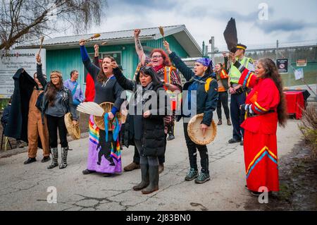 Les femmes autochtones drum and chantent au blocus de Trans Mountain Pipeline, Burnaby Mountain, Colombie-Britannique, Canada. Banque D'Images