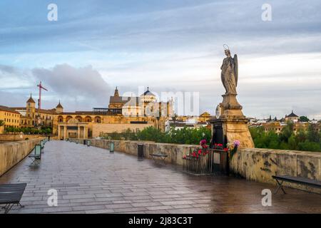 Pont romain et la Grande Mosquée (cathédrale de Mezquita) - Cordoue, Espagne Banque D'Images