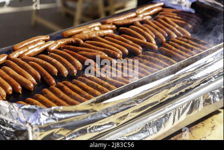 Faire frire des saucisses dans une poêle, un fast-food et un restaurant Banque D'Images