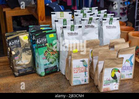 Sachets de café costaricain dans la boutique de souvenirs, Puerto Viejo de Talamanca, province de Limón, République du Costa Rica Banque D'Images