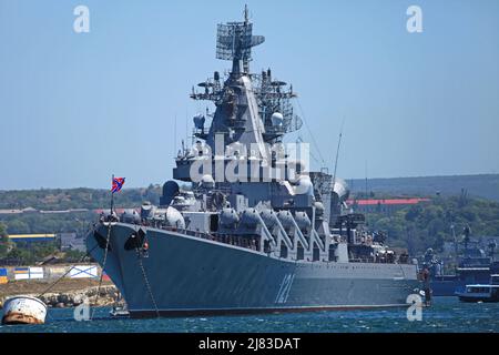 Sébastopol, Crimée - 25 juillet 2012 : croiseur militaire 'Moscow' dans la baie de Sébastopol. Russe (soviétique) garde le navire de croisière de missile, le navire principal et le navire-amiral Banque D'Images