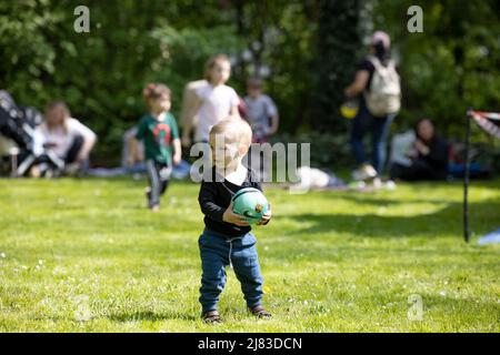 Varsovie, Pologne. 8th mai 2022. Un jeune enfant jouant pendant une fête au Palais de Zamoysky. Front pomocy Ukraine (FPU), un groupe de charité fondé par les Ukrainiens résidant en Pologne, organisent des activités régulières comme des parties avec des jeux amusants pour aider les Ukrainiens à s'intégrer dans la communauté polonaise. (Image de crédit : © Hesther ng/SOPA Images via ZUMA Press Wire) Banque D'Images