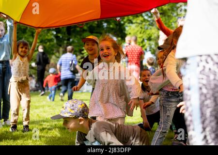 Varsovie, Pologne. 8th mai 2022. Enfants jouant pendant une fête au Palais de Zamoysky. Front pomocy Ukraine (FPU), un groupe de charité fondé par les Ukrainiens résidant en Pologne, organisent des activités régulières comme des parties avec des jeux amusants pour aider les Ukrainiens à s'intégrer dans la communauté polonaise. (Image de crédit : © Hesther ng/SOPA Images via ZUMA Press Wire) Banque D'Images