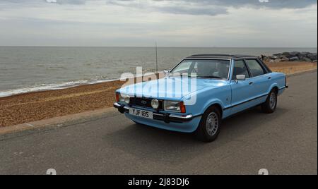 Classic Light Blue Ford Cortina Mk4 sur front de mer promenade plage et mer en arrière-plan. Banque D'Images