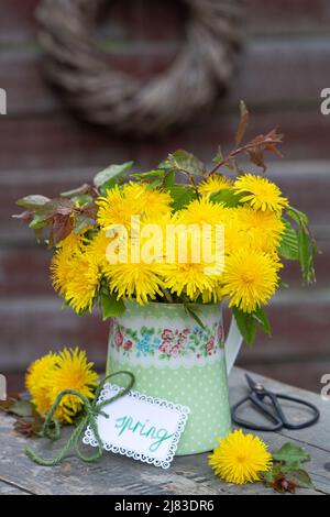 bouquet de fleurs de pissenlit dans un vase Banque D'Images