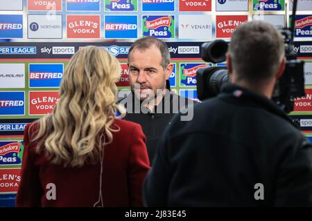 Ian Watson entraîneur en chef de Huddersfield Giants parle à Jenna Brooks de la Sky Sports rugby League Banque D'Images