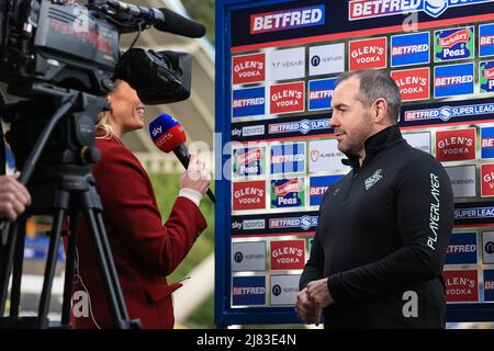 Ian Watson entraîneur en chef de Huddersfield Giants parle à Jenna Brooks de la Sky Sports rugby League Banque D'Images